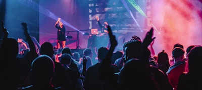 铁粉聚集地球迷社区内热闹的在线交流与互动场景