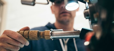 悟空体育官方网站门户首屏展示现代体育场馆与数字界面